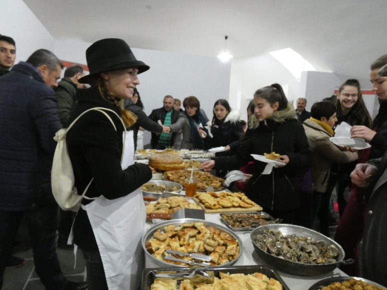 Cesvi, nell’ambito del progetto TREC finanziato da AICS ed in collaborazione con il Consorzio Pro Përmet, il Provveditorato agli studi di Përmet e ADZM Girocastro, ha sostenuto il Convivium Slow Food Përmet nella realizzazione di “Terra Madre Day 2018” a Përmet.
